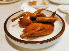 玻璃皮润烧乳鸽皇-富力丽思卡尔顿酒店·丽轩中餐厅