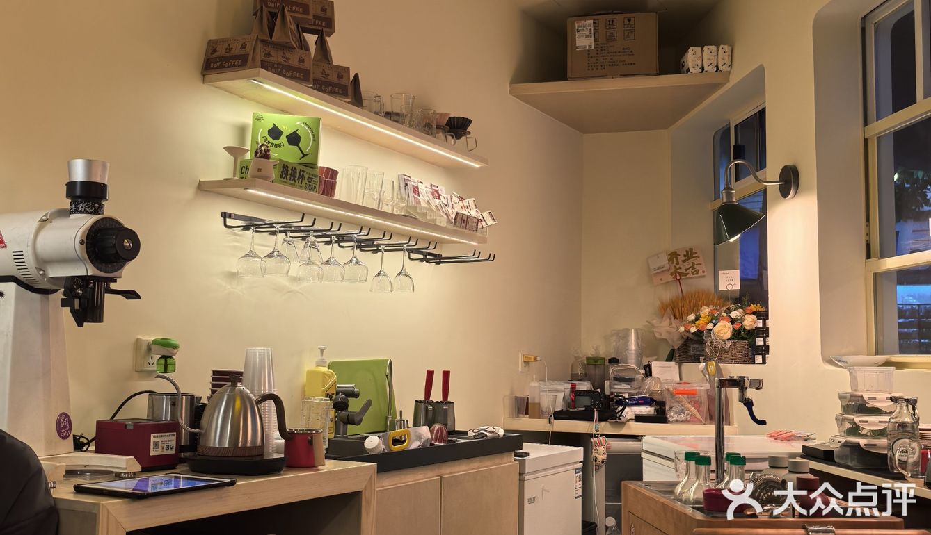 雨天里穿过漫画里行驶而来的蒸汽列车🚂咖啡屋