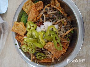 个人认为是最好吃的干捞螺蛳粉。粉里面有螺蛳肉和猪肉末