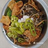 个人认为是最好吃的干捞螺蛳粉。粉里面有螺蛳肉和猪肉末