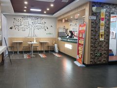 大堂-华莱士·全鸡汉堡(艳粉店)