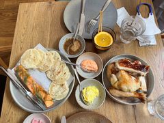 烟熏三文鱼配烤饺子皮和芥末籽酱-BOR Eatery(安福路店)