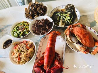 大龙虾，面包蟹，辣炒花蛤，清蒸多宝鱼，牛肉