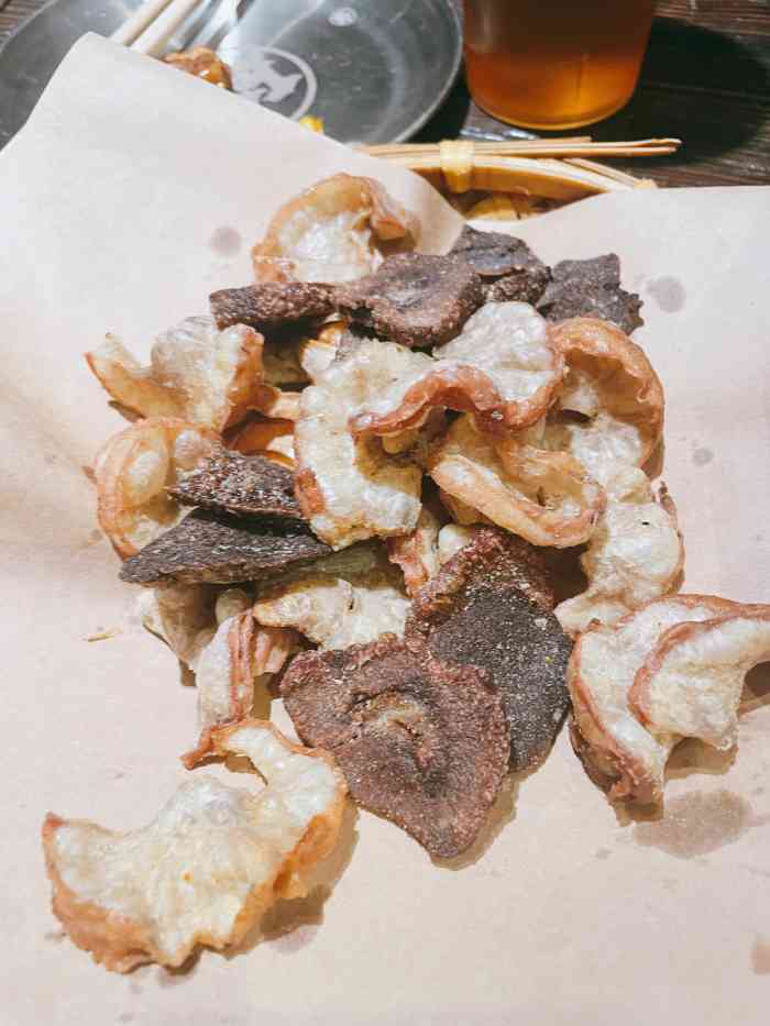 破店甜麻肥蛤·海鲜·烤串-"人气非常旺,不到七点就全部满员了,店内主