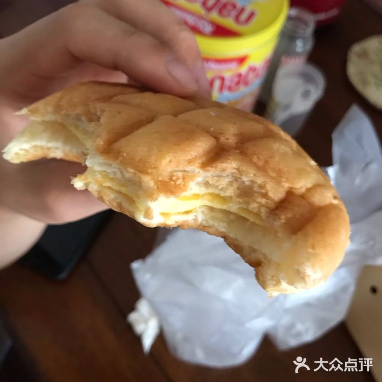 黄油很贴心的用冰块包着送来的，细节好评。酥脆，香甜