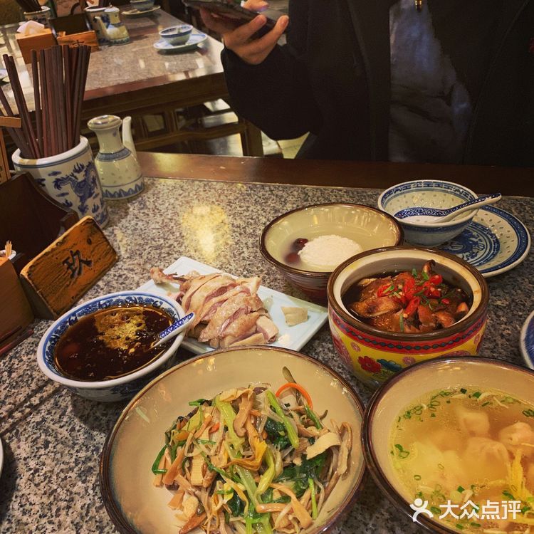 炖蛋整体不错就是有点咸，老鸡汤馄饨