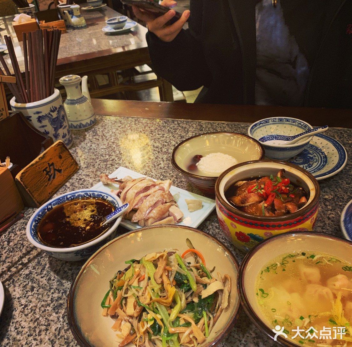 炖蛋整体不错就是有点咸，老鸡汤馄饨