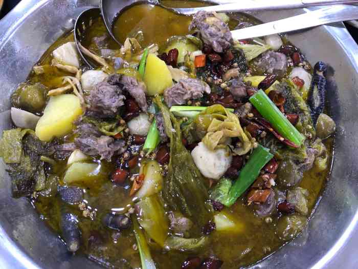 酸菜芋儿鸡-"去光雾山看红叶,遇到一家好吃的芋儿鸡和热.