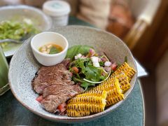 煎牛肉配烤玉米牛油果能量碗-Lokal(武康路店)