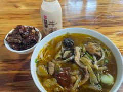 酸菜肉丝米线-越洋肖氏老米线(杨家坪店)