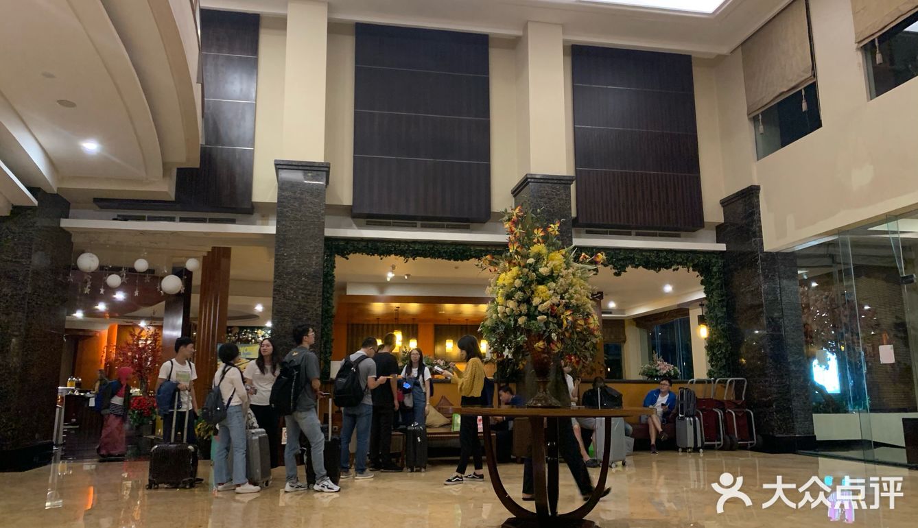 Hotel，环境不错，装修很好，房间干净，窗外景色不错