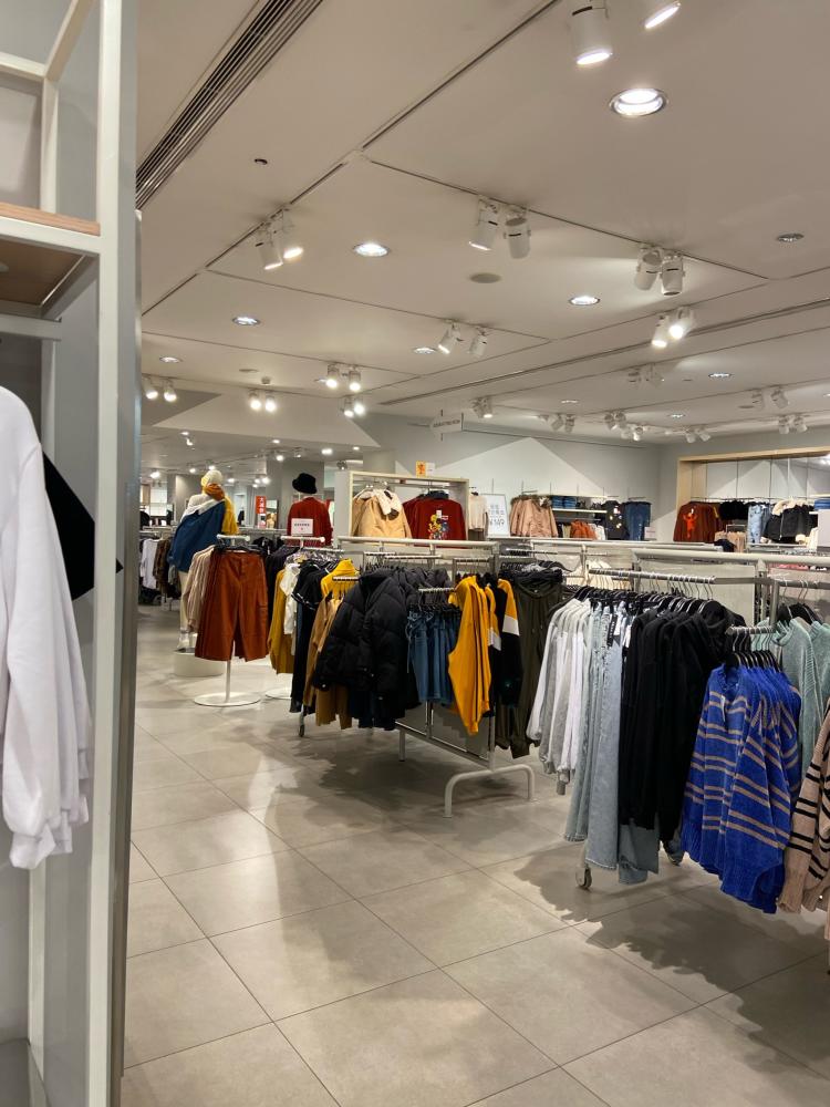 h&m(繁花中心店)-"这家hm在繁花中心一楼 空间很大 一楼女.