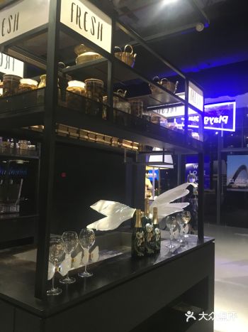 在艺仓美术馆品特殊的夜场香槟品酒活动