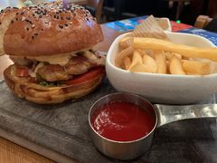 辣味鸡肉汉堡配薯条-FUTURE BAR(岭南天地店)