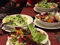 现切混合蔬菜沙拉-WOLFGANG PUCK KITCHEN & BAR(迪士尼小镇店)