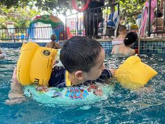 泳池基本在树荫下-三亚亚龙湾天域度假酒店