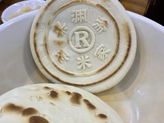 带logo的饼饼-果渊斋老米家泡馍馆(大雁塔店)