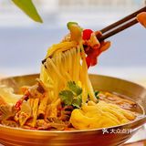 有幸偶遇到双子塔对面这家酸辣粉，一整碗都炫完了[笑哭]