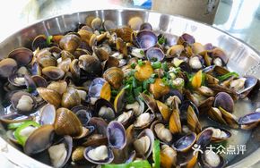 Steamed Yellow Sand Clams with Garlic