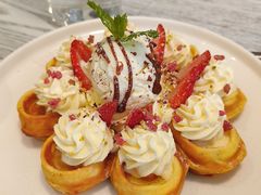 草莓奶油芝士冰淇淋松饼-娜娜家•Nana's restaurant (南开大悦城店)