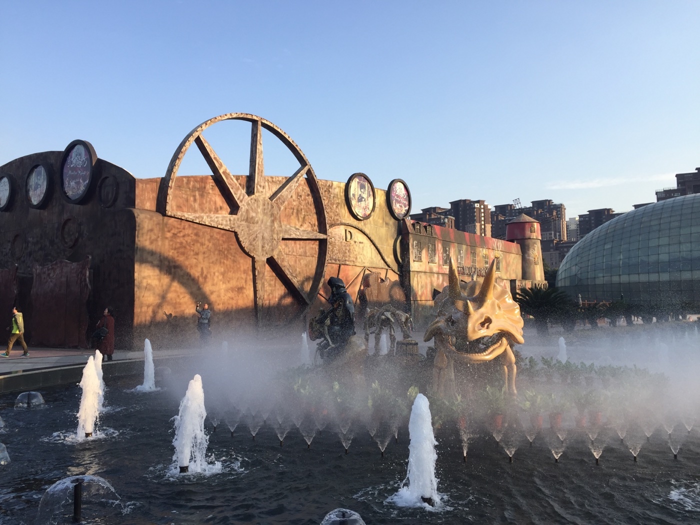 恐龙园儿童成人皆宜 但是对于女儿身高不足