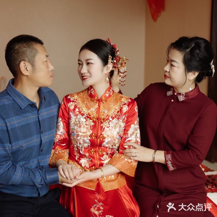 这样“哇塞”的中式嫁衣 中国红太惊艳了[爱心]
