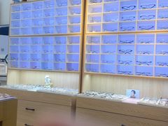 -天空之镜眼镜店蔡司依视路配镜授权零售店(望京颐堤港店)