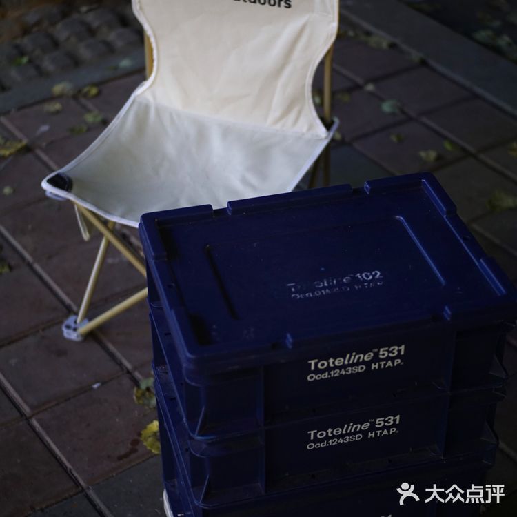 提拉米苏奶茶的吸管上搭配了一个笑脸磅蛋糕