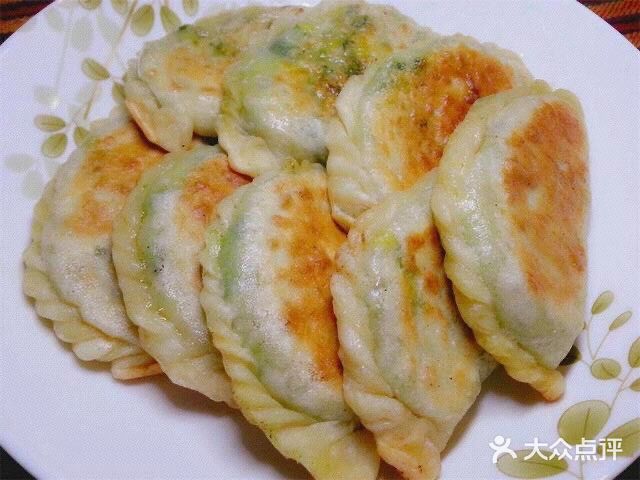 韭菜盒子 準備食材: 韭菜,雞蛋,蝦皮,麵粉