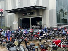 -秀沿路地铁站停车场
