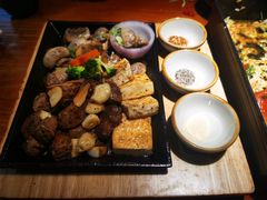 铁板黑椒雪花牛里脊配黄油煎时蔬-鳗鱼家·深夜食堂(军博店)