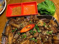 脆烤五花肉配苏子叶-雀舞云南菜(天津天河城购物中心店)