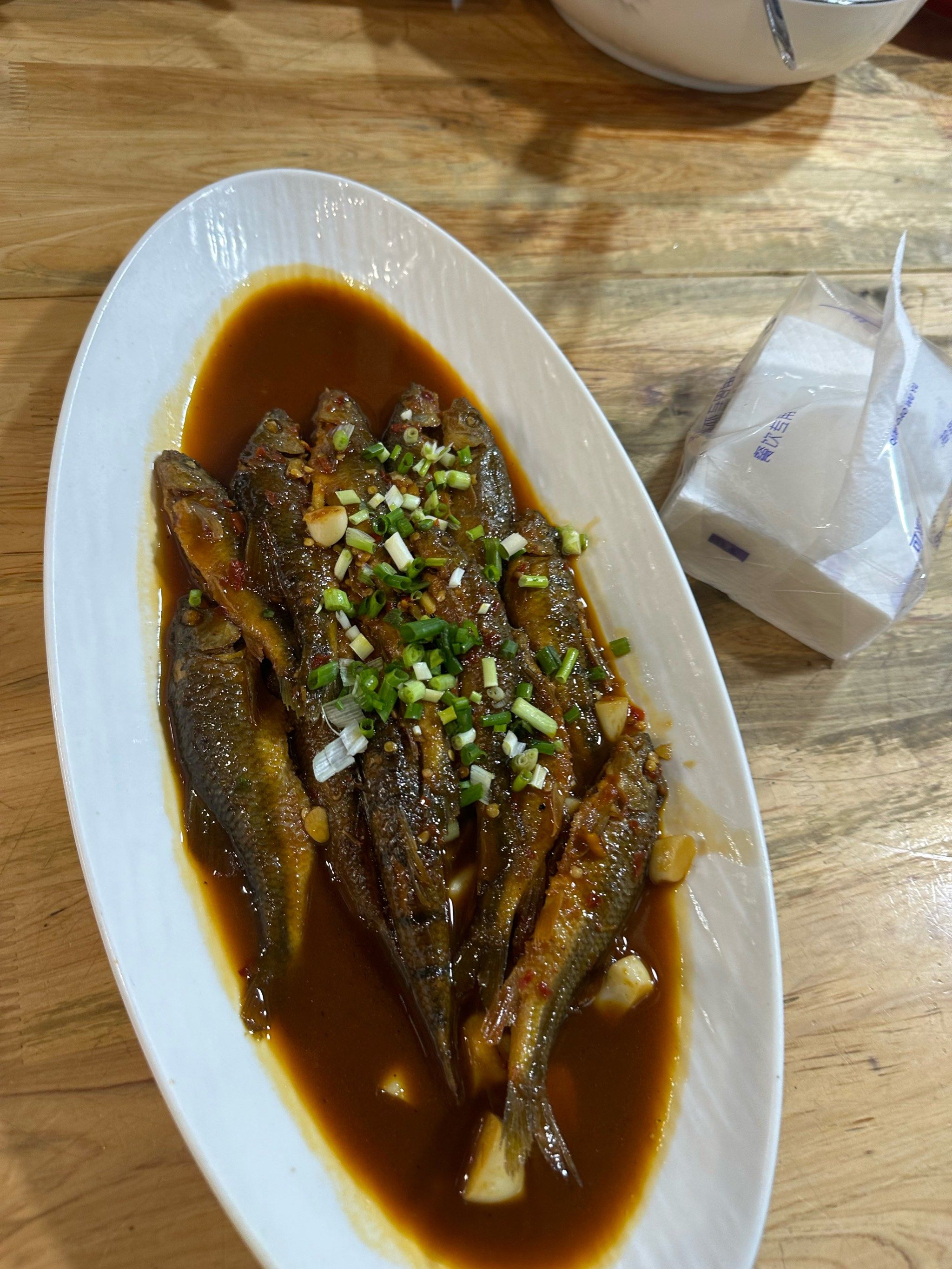 在宝荣鱼馆,红烧石斑鱼的烹饪过程可谓是精细至极