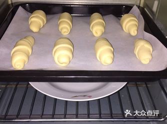 简易版黄油卷 配方:高筋粉200克,黄油30克
