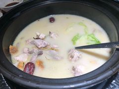-洪氏嗨捞·广东猪肚鸡·椰子鸡火锅(西咸万象城店)
