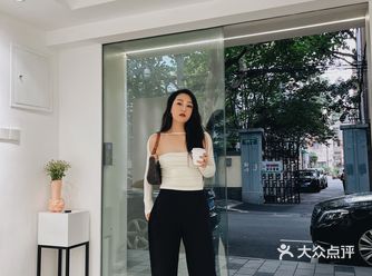 小而美的通透空间，一边看展一边喝咖啡