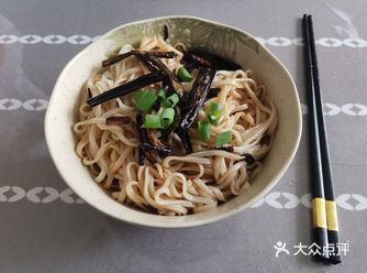 包包子、烙饼、面包等等