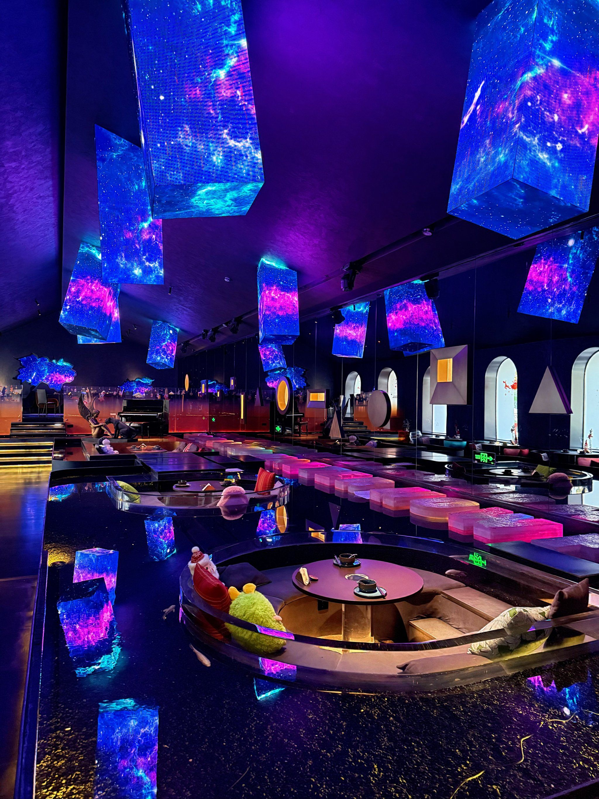 卧卧卧!杭下沉式水中餐厅