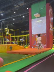 -蹦蹦跳跳(新奥购物中心店)