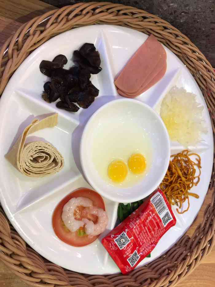 状元王过桥米线(嘉洲广场店)-"店就在嘉州广场四楼的食通街上面,这边