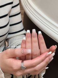 -花岐款式专研健康美甲沙龙