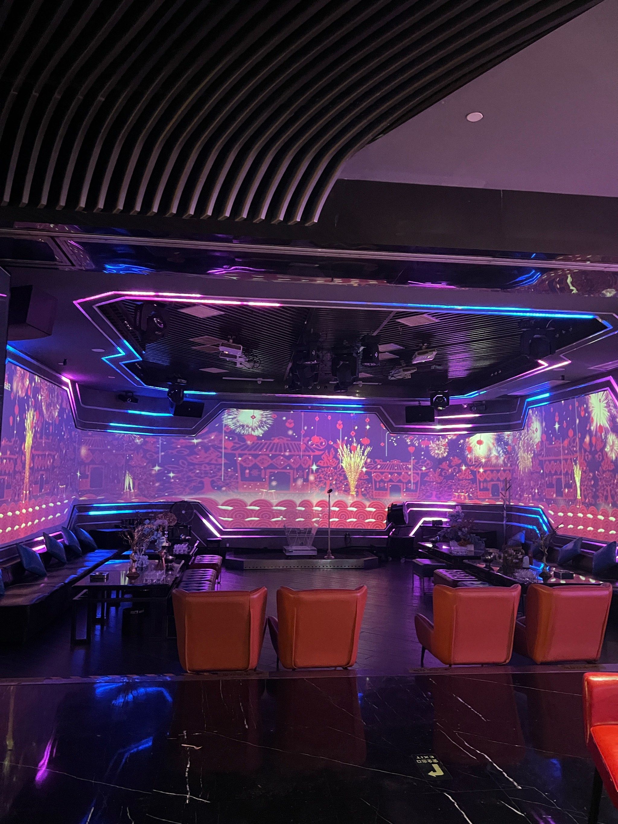 还得是成都!奢华大屏,居然是ktv!