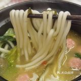 均价大概15元一份，三鲜的麻辣的味道都有