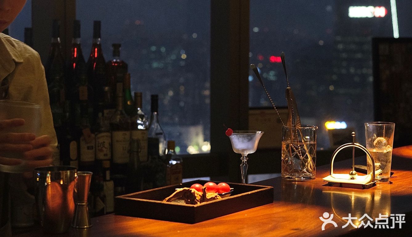 日咖夜酒 在安静私密的高空清吧微醺🍷
