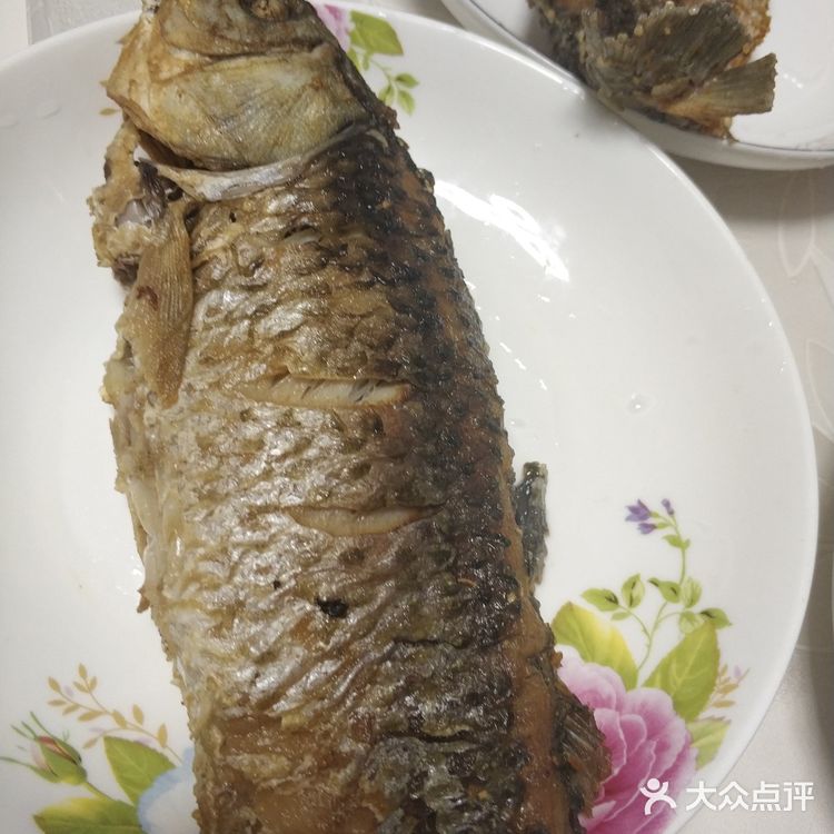 倒入酱油、麻油、香油搅拌。5.将自己调的料洒在鲫鱼表面