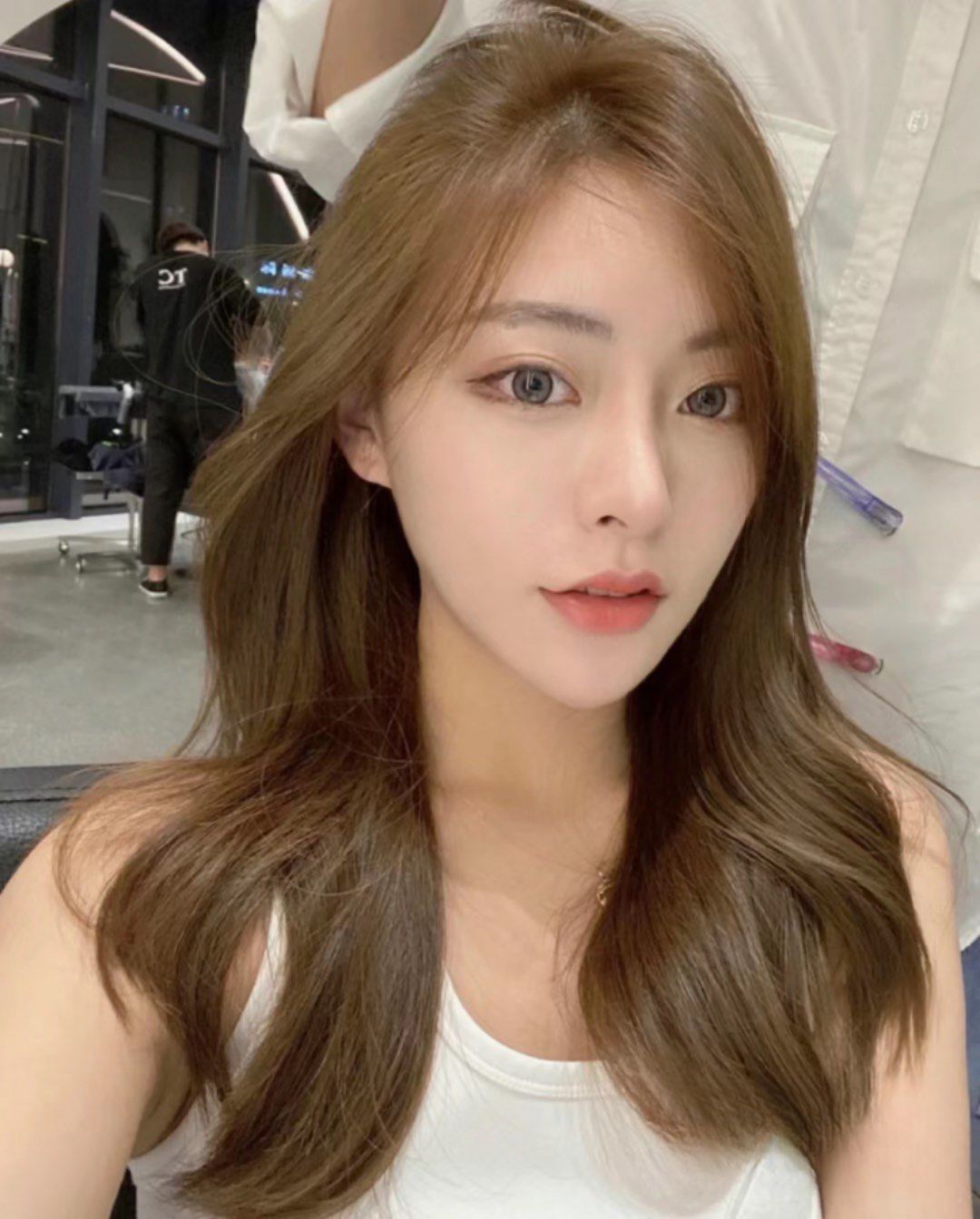 浅棕色是一种非常适合春夏季节的染发颜色