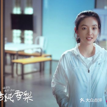 讲述了“速滑少女”棠雪在大学校园里重逢“冰球男神”黎语冰