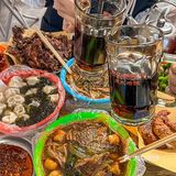 沈阳24k东北人盘腿坐热炕头撸个串