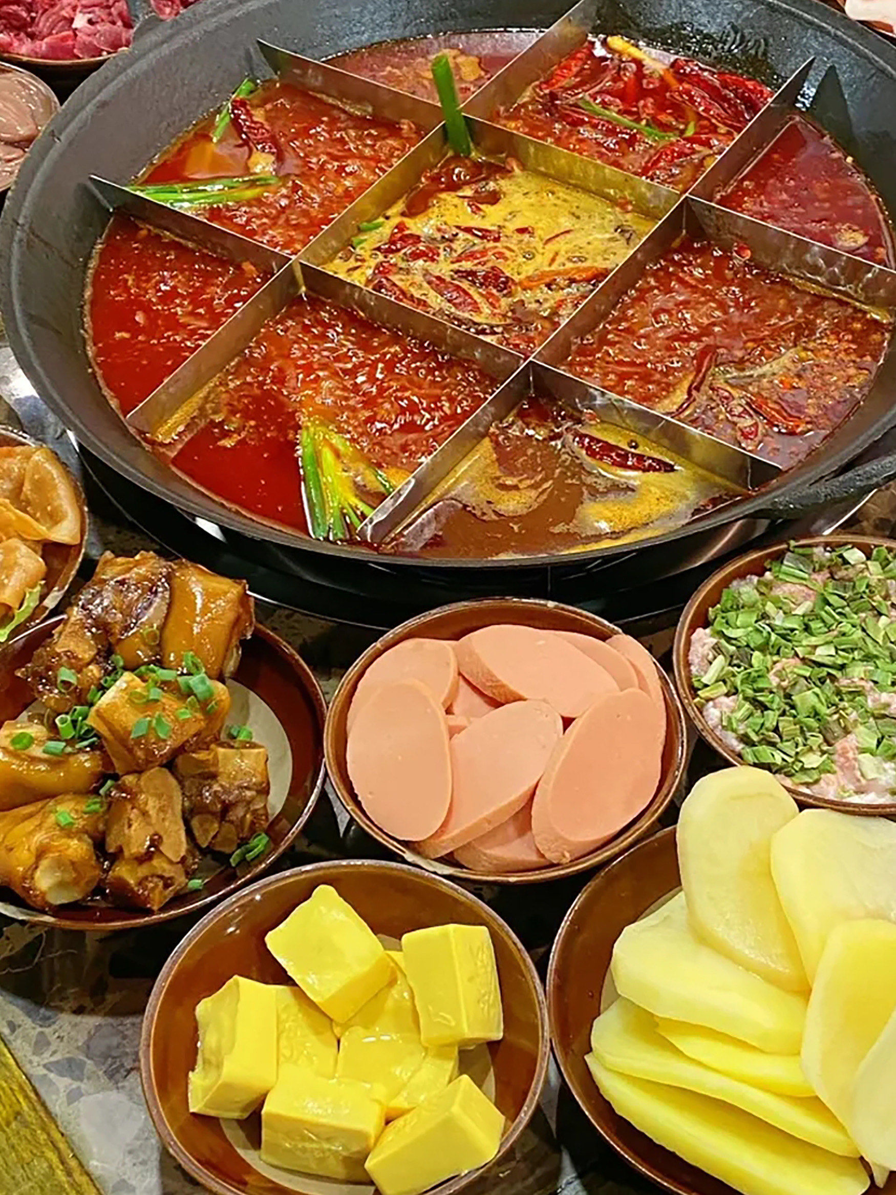 重庆老火锅:麻辣浓香,舌尖狂欢 🌶️