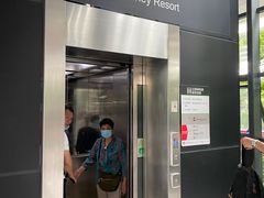 -秀沿路地铁站停车场